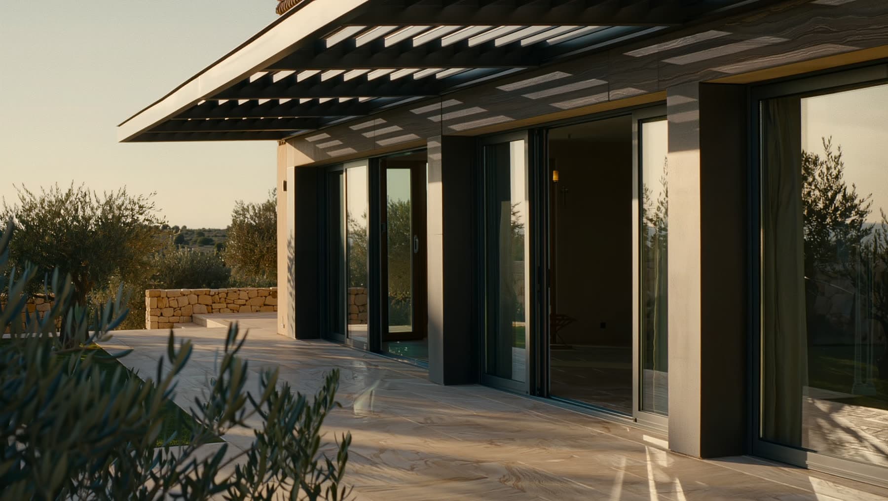 Villa contemporaine à Souissi, Témara — grandes baies vitrées aluminium ouvertes sur le jardin, pergola bioclimatique.